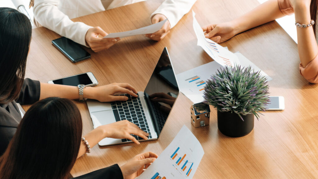 Reunião entre 4 mulheres em uma mesa